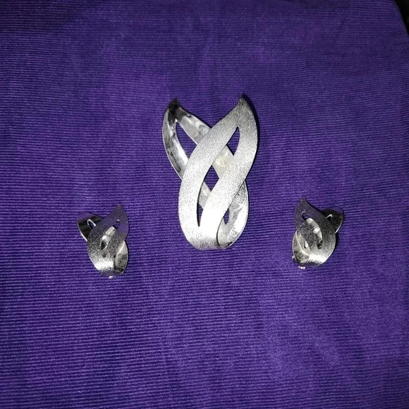 CLEARANCE Vintage Sarah Coventry Satin Flame Signed Brooch & Earrings Set - Picture 2 of 6